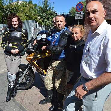 Wyruszyli na motocyklach w dalek podr, aby pomc rodzinie rannego onierza