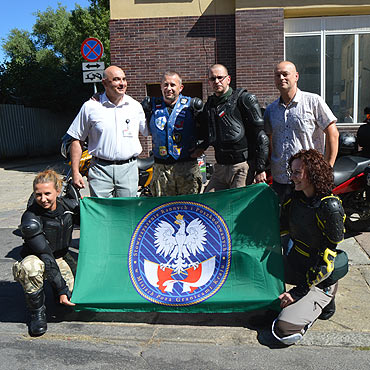 Wyruszyli na motocyklach w dalek podr, aby pomc rodzinie rannego onierza