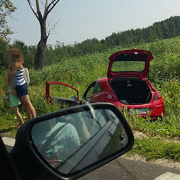 Upały źle wpływają na kierowców. Opel corsa wjechał do rowu