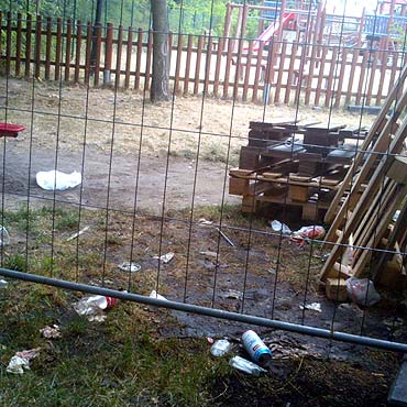 Smród, śmietnik i publiczna toaleta obok placu zabaw dla dzieci