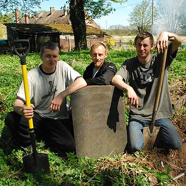 Ocali od zapomnienia. Mieszkacy pomogli sprzta poniemiecki cmentarz