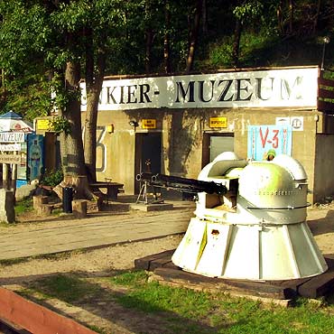 Policja: Muzeum w Zalesiu dziaa nielegalnie. Zabezpieczono historyczn bro