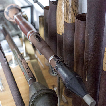 Policja: Muzeum w Zalesiu działa nielegalnie. Zabezpieczono historyczną broń