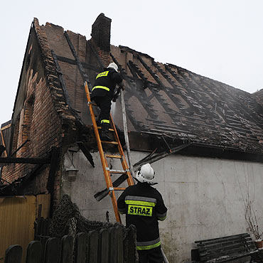 Poar domu w Kodrbiu. Ewakuowano matk z rocznym dzieckiem