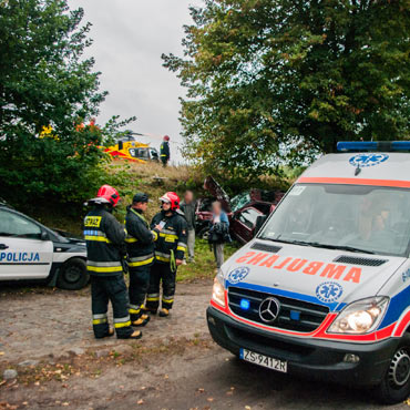 Warnowo: Samochd uderzy w drzewo