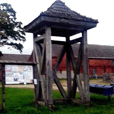 Wiejska dzwonnica w Strzeewie niszczeje
