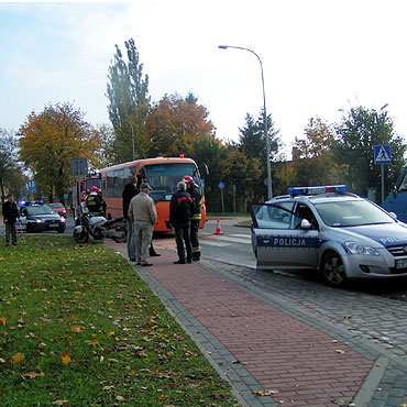 Motocyklista uderzy w autobus w Kamieniu Pomorskim