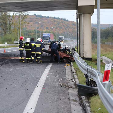 Przyczepa w barierze, wgiel na drodze