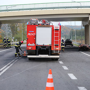 Przyczepa w barierze, wgiel na drodze