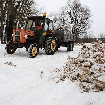 Wywożą śnieg z chodników