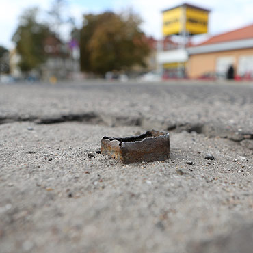 Niebezpiecznie wystajce ostre elementy przy ulicy Dworcowej. Mona uszkodzi opon.