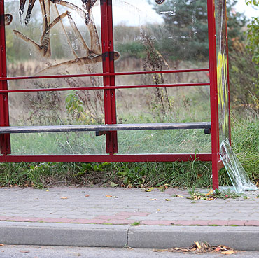Przystanek autobusowy w Wisece w opakanym stanie