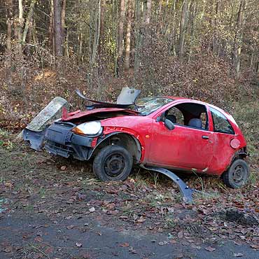 Roztrzaskany czerwony ford. Na tej drodze doszo te do innej kolizji volkswagen uderzy w drzewo. 