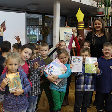 Uroczyste pasowanie pierwszoklasistw na czytelnikw biblioteki