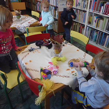 Przedszkolaki z wizyt w bibliotece w Dziwnowie