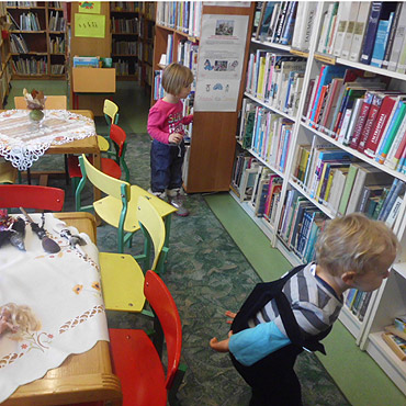 Przedszkolaki z wizytą w bibliotece w Dziwnowie