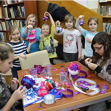 Warsztaty plastyczne „Fabryka bombek” w bibliotece w Midzyzdrojach