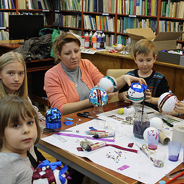 Warsztaty plastyczne „Fabryka bombek” w bibliotece w Midzyzdrojach