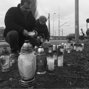 Mieszkacy Kamienia Pomorskiego pal znicze w miejscu tragedii