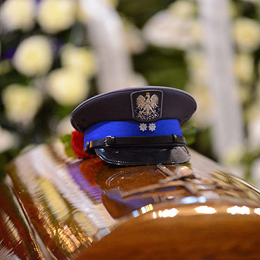 Mieszkańcy Kamienia Pomorskiego w smutku i zadumie pożegnali policjanta i jego rodzinę. Zobacz fotogalerię i film!