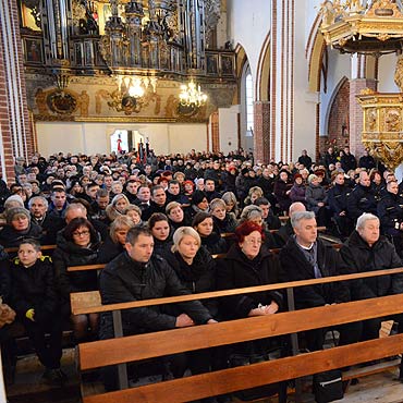 Mieszkańcy Kamienia Pomorskiego w smutku i zadumie pożegnali policjanta i jego rodzinę. Zobacz fotogalerię i film!