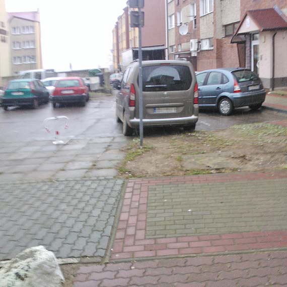 Czytelnik: Na osiedlu brakuje miejsc do parkowania dla inwalidw! To kpina!