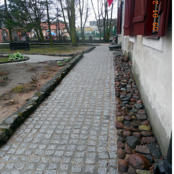 Coraz ładniej przed Pałacem Biskupim w Kamieniu Pomorskim