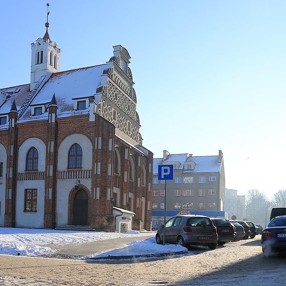 Wicej miejsc parkingowych pod ratuszem!