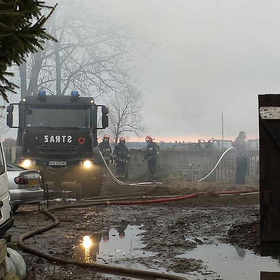 Straacy gasili ponc stodo. Ogie zacz rozprzestrzenia si na pobliskie budynki