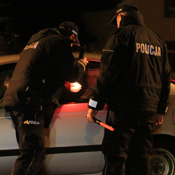 Kierowca BMW midzy Wisek a winem uderzy w drzewa i uciek
