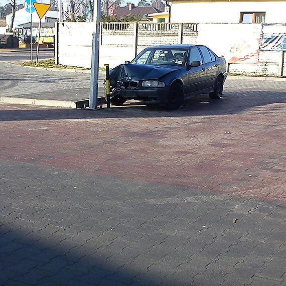 Czytelnik: Rozbite BMW blokuje parking przed sklepem w Midzyzdrojach