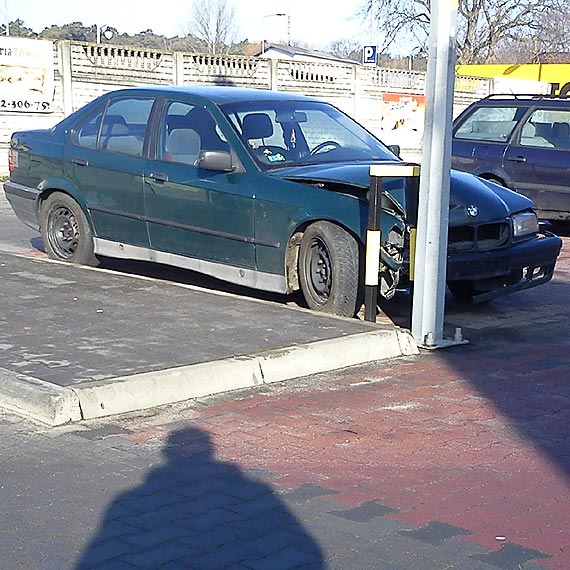 Czytelnik: Rozbite BMW blokuje parking przed sklepem w Midzyzdrojach
