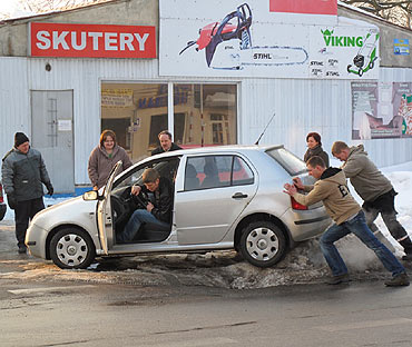Kierowcy maj problemy z parkowaniem na zanieonych parkingach