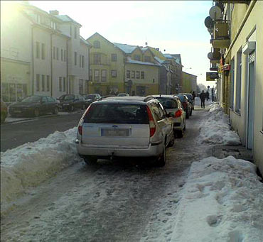 Kierowcy maj problemy z parkowaniem na zanieonych parkingach